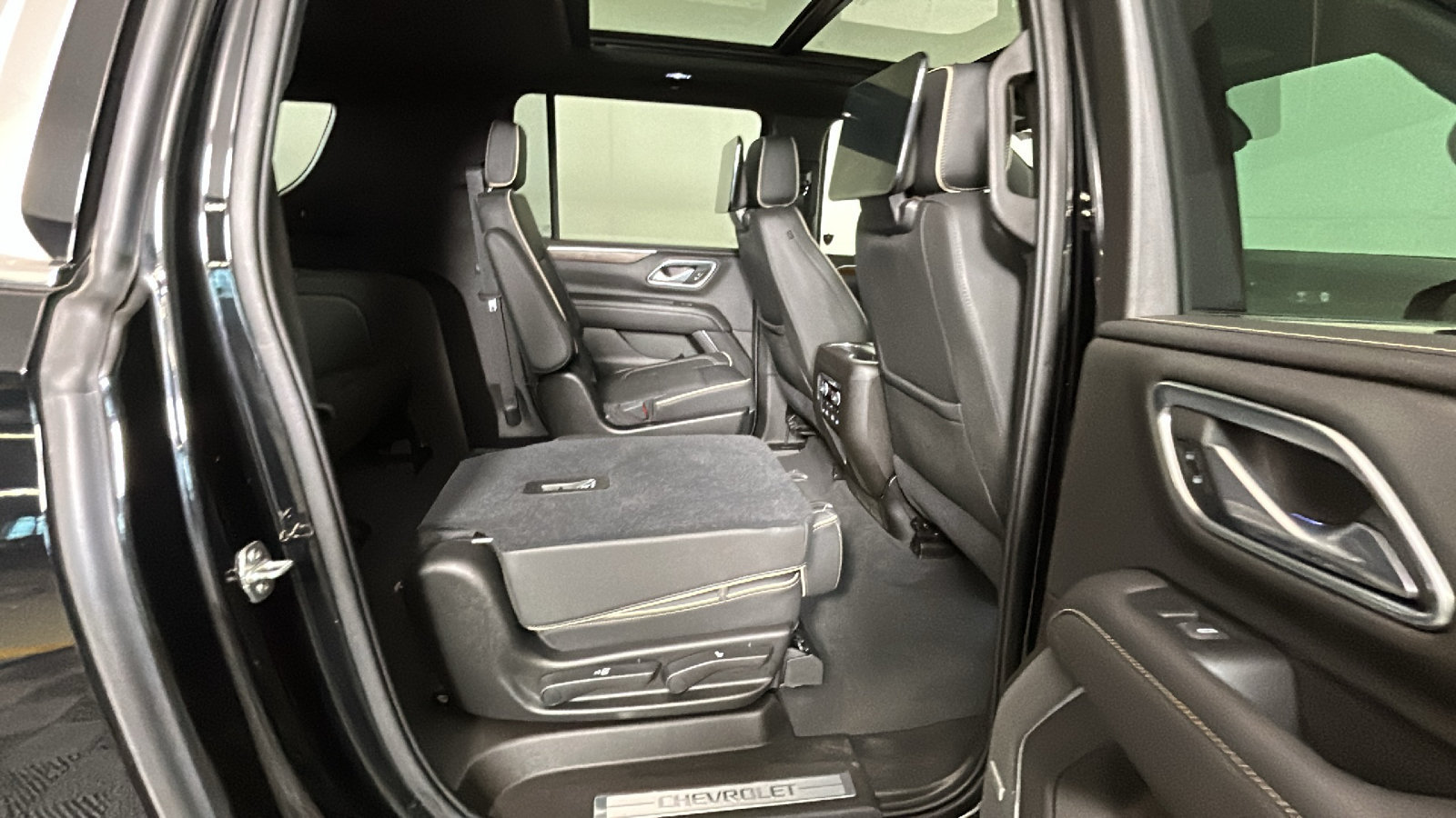 Used 2021 Chevrolet Suburban Premier w/ Premium Package RWD image 33