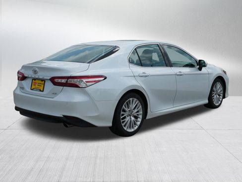Used 2018 Toyota Camry XLE FWD image 7