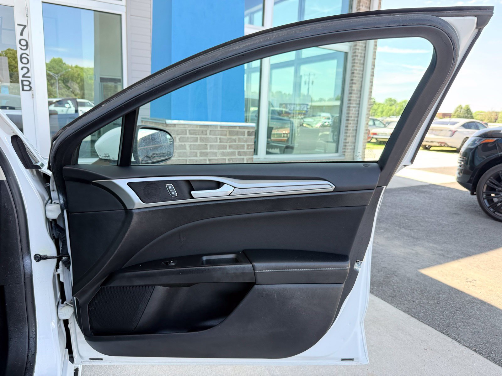 Used 2019 Ford Fusion SE FWD image 21