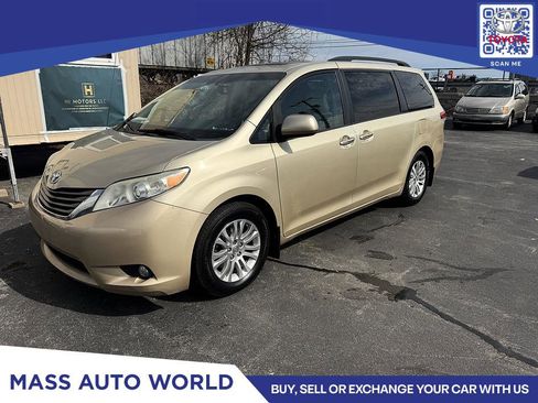 Used 2014 Toyota Sienna XLE image 2