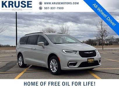 Used 2021 Chrysler Pacifica Touring w/ Uconnect Theater Family Group