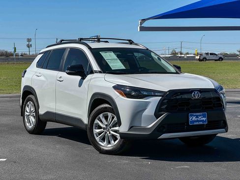 Used 2026 Toyota Corolla Cross LE image 2