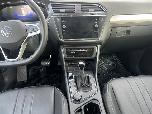 Used 2024 Volkswagen Tiguan SE w/ Panoramic Sunroof Package image 11
