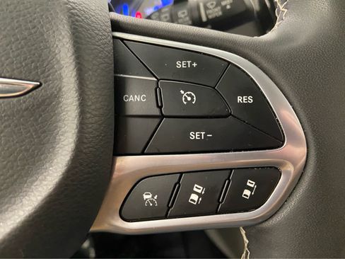 Used 2024 Chrysler Pacifica Touring-L image 22