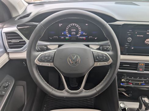 Used 2025 Volkswagen Taos SE w/ Panoramic Sunroof Package FWD image 24