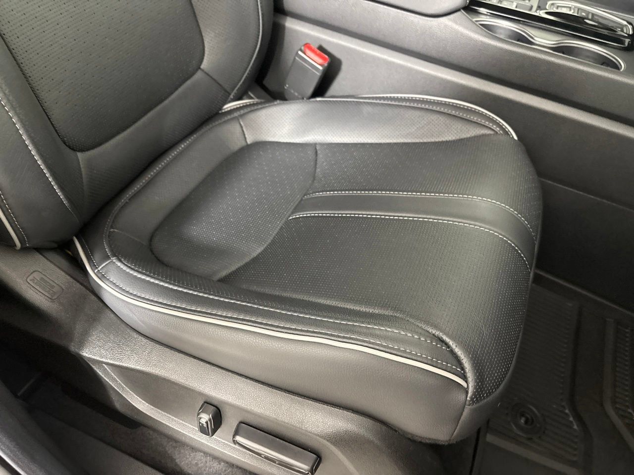 Used 2025 Honda Pilot Elite image 34