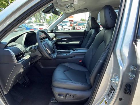 Used 2025 Toyota Grand Highlander FWD image 32