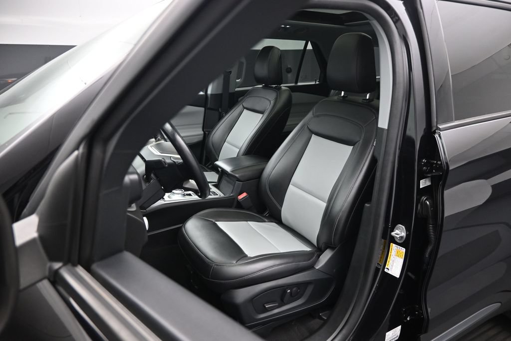 Certified 2023 Ford Explorer XLT w/ Equipment Group 202A RWD image 9