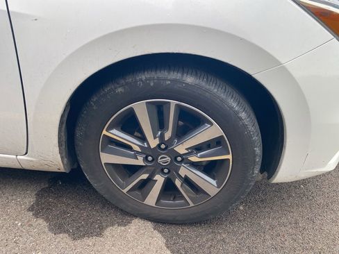Used 2021 Nissan Versa SV FWD image 4