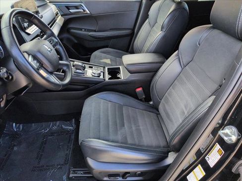 Used 2024 Mitsubishi Outlander SE image 16