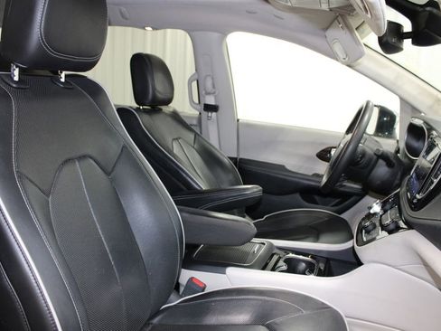Used 2023 Chrysler Pacifica Limited FWD image 24