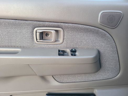 Used 2001 Nissan Frontier XE image 10