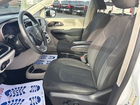 Used 2017 Chrysler Pacifica Touring image 10