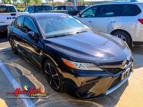Used 2020 Toyota Camry XSE image 2