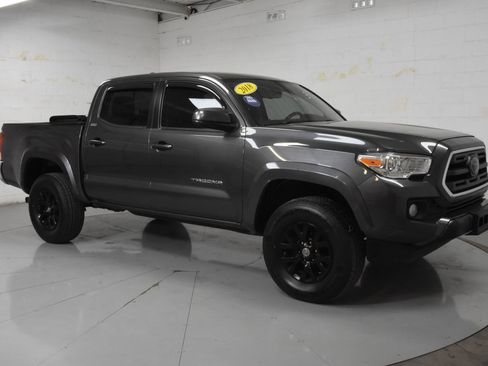 Used 2018 Toyota Tacoma SR5 RWD image 1