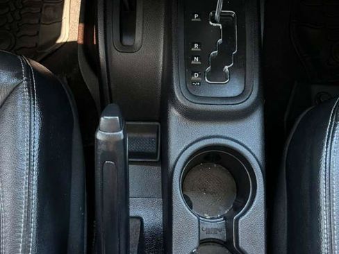 Used 2015 Jeep Wrangler Unlimited Rubicon AWD/4WD image 14