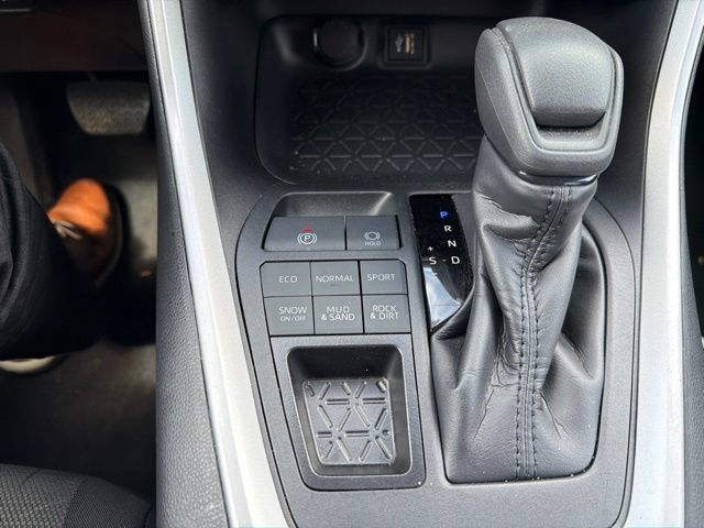 Used 2025 Toyota RAV4 XLE AWD/4WD image 53
