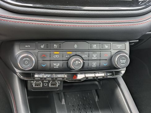 Used 2025 Dodge Durango GT AWD/4WD image 26