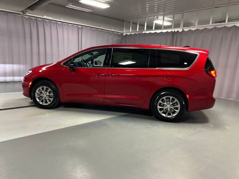 New 2026 Chrysler Pacifica Select image 4