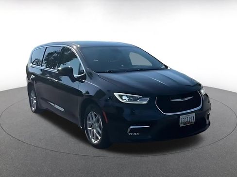 Used 2024 Chrysler Pacifica Touring-L FWD image 3