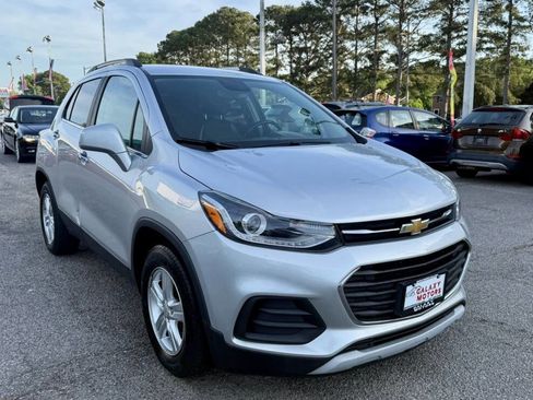 Used 2017 Chevrolet Trax LT w/ LT Convenience Package image 2