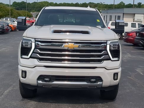 Used 2024 Chevrolet Silverado 2500 High Country w/ High Country Premium Package AWD/4WD image 3
