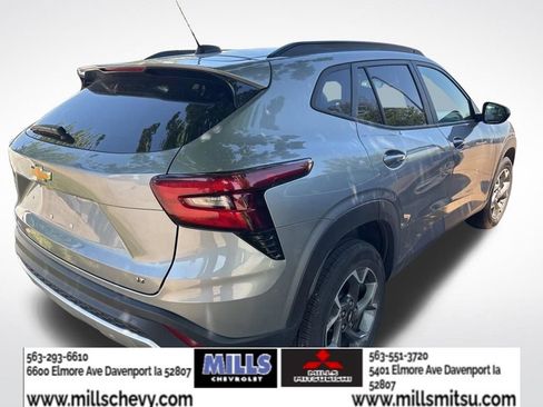 Used 2025 Chevrolet Trax LT w/ LT Convenience Package FWD image 3
