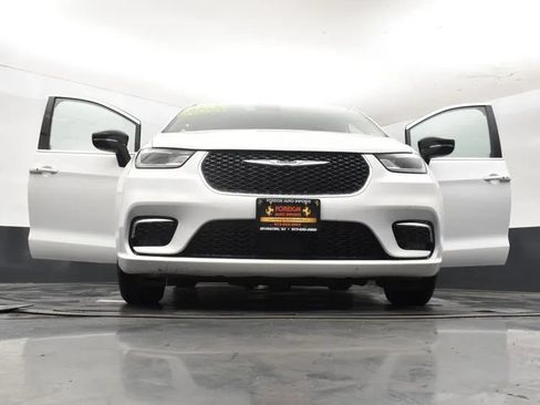 Used 2024 Chrysler Pacifica Touring-L FWD image 11