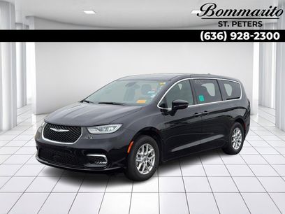 Used 2025 Chrysler Pacifica Select
