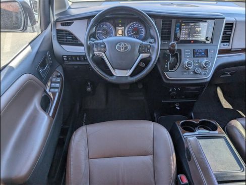 Used 2017 Toyota Sienna Limited Premium image 9