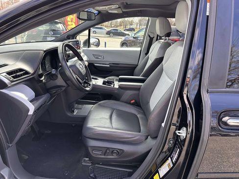 Used 2023 Toyota Sienna XSE w/ XSE Plus Package FWD image 11