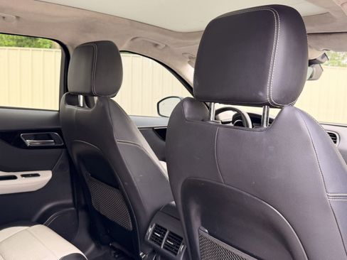 Used 2019 Jaguar F-PACE R-Sport image 25