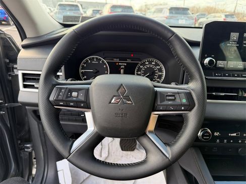 Used 2024 Mitsubishi Outlander SE image 15