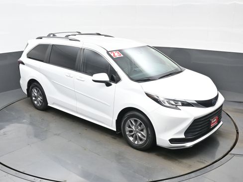 Used 2023 Toyota Sienna LE image 33