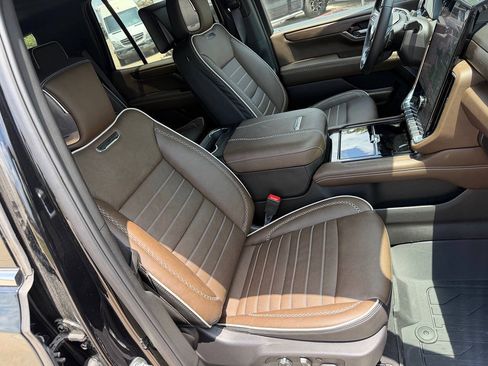 Used 2026 GMC Yukon Denali Ultimate w/ LPO, Floor Liner Package AWD/4WD image 6