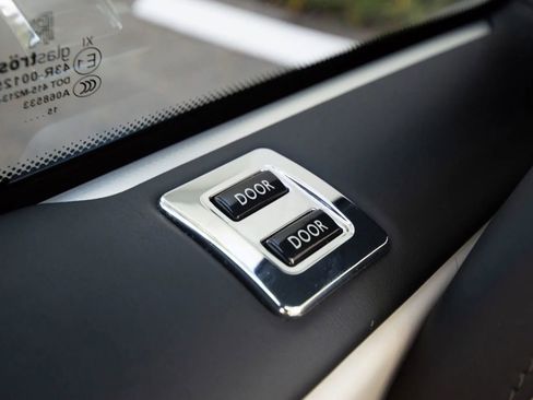 Used 2016 Rolls-Royce Phantom Drophead Coupe image 34