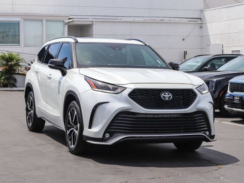 Used 2022 Toyota Highlander XSE FWD image 3