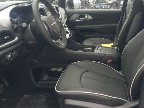 New 2026 Chrysler Pacifica Limited image 2