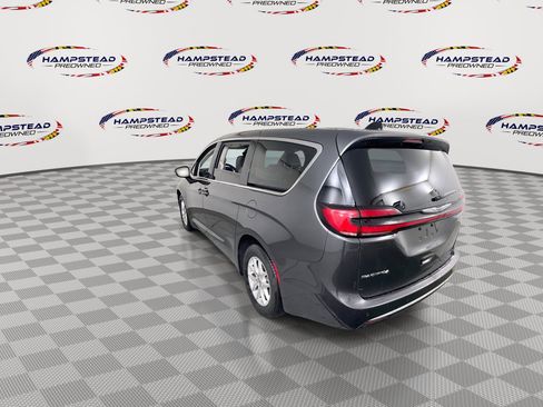 Used 2023 Chrysler Pacifica Touring-L image 6