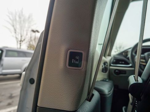 Used 2023 Chrysler Pacifica Limited image 17