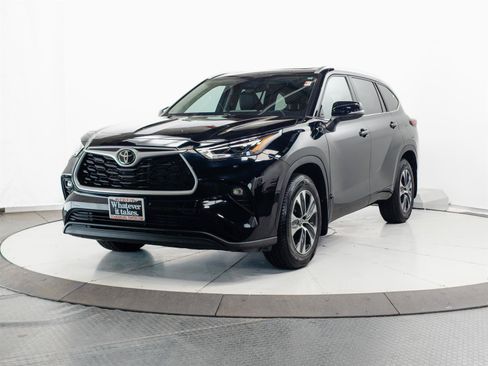 Used 2023 Toyota Highlander XLE AWD/4WD image 3