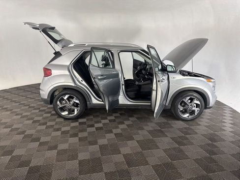 Used 2025 Hyundai Venue SEL FWD image 16