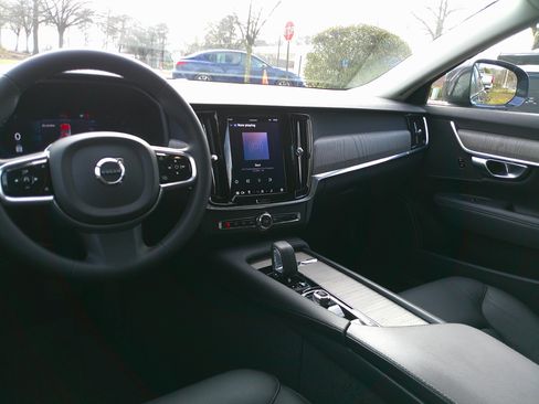 Used 2024 Volvo V90 B6 Cross Country Plus w/ Climate Package image 33