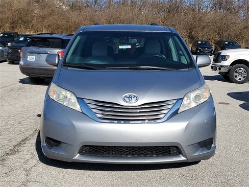 Used 2015 Toyota Sienna LE image 2