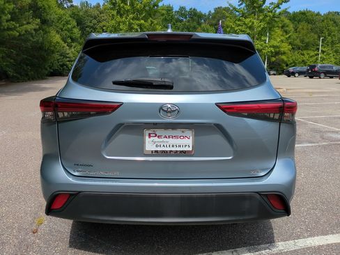 Used 2022 Toyota Highlander XLE FWD image 5