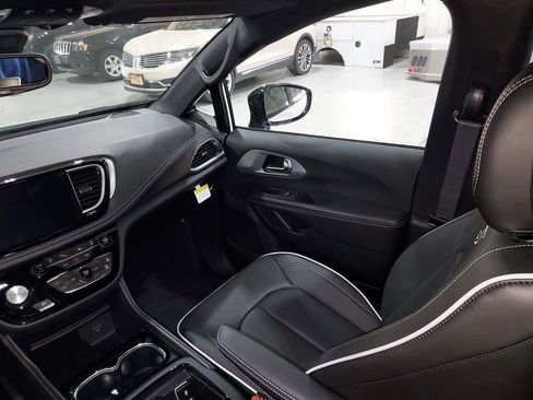 New 2026 Chrysler Pacifica Limited w/ S Appearance Package image 11