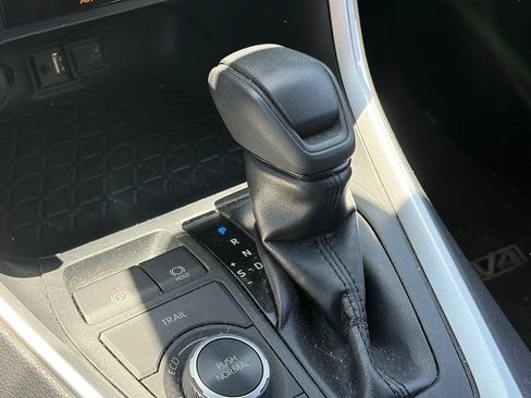 Used 2019 Toyota RAV4 XLE AWD/4WD image 9