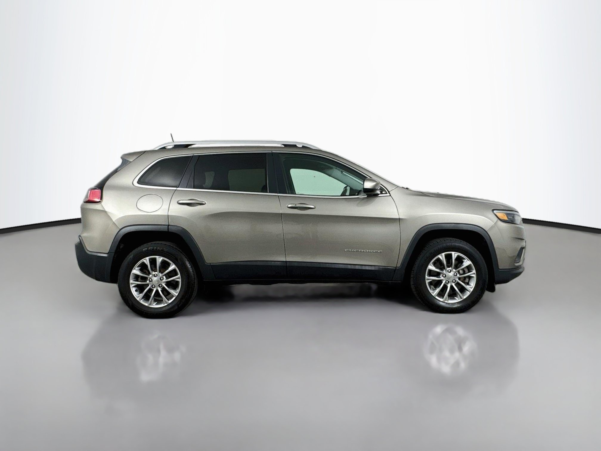 Used 2019 Jeep Cherokee Latitude Plus w/ Cold Weather Group AWD/4WD image 8