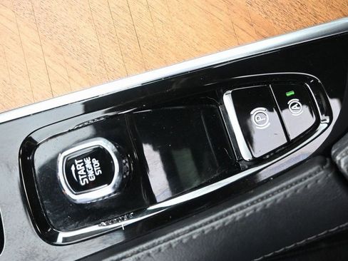 Used 2023 Volvo XC90 B6 Plus image 16