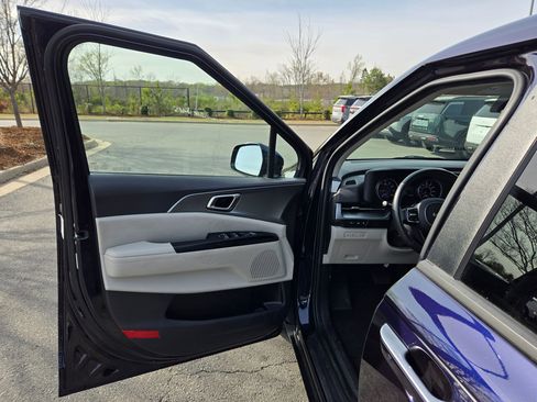 Used 2024 Kia Carnival LX image 20